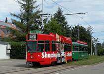 Be 4/4 mit der Betriebsnummer 495 und der Vollwerbung f�r das Shoppingcenter St. Jakobpark mit dem B 1449 auf der Linie 15/16 kurz vor der Endhaltestelle Bruderholz. Meines Wissens ist dieser Wagen mit dieser Werbung noch nie auf der Linie 15/16 eingesetzt worden. Die Aufnahme stammt vom 25.08.2012.
