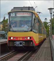 Die Konstanzer, �h Verzeihung, Karlsruher Stra�enbahn... auf der Rheinbr�cke in Konstanz. Im August 2012. Und einen Gru� zur�ck an die beiden Lokf�hrer, die sich �ber die Aufmerksamkeit am Rande der Strecke sichtlich gefreut haben.