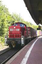 Containerzug-Durchfahrt mit 294 862-8 auf dem Bahnsteig 10 Kassel-Wilhelmsh�he am 25.8.2012.