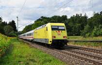 101 013 mit Werbung f�r die Documenta in Kassel ist mit IC 2261 auf der Filsbahn nach M�nchen unterwegs.Aufgenommen bei Ebersbach an der Fils am 25.8.2012