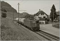 Die Ae 6/6 16515 mit eine kurzen G�terzug in Faulensee. 
20. Aug. 2012