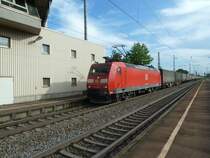 Auch am 14.08.2012 kam 185 088-2 mit dem Ambrogio-Zug aus Basel. Hier ist sie neben dem Stellwerk in M�llheim (Baden).