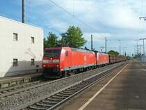 Hier ist 185 123-7 und BR 185 ___-_ mit einem gemischten G�terzug neben dem Stellwerk in M�llheim (Baden). (14.08.2012)