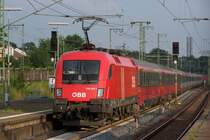 Der EC von Wien West handelte sich am 07.07.2006 eine Zwangsbremsung in Frankfurt-Niederrad ein und damit hielt die nachfolgende S7 sowie die �berf�hrung eines Zuges von Frankfurt (Main) Hbf-Au�enbahnhof (Abstellanlage der S-Bahn) nach Frankfurt (Main) Flughafen-Regiobahnhof auf. Der Sandwich-EC war mir den 1116 014-0 (vorn) und 1116 023-1 (im Bild) bespannt. Irgendwie war es auch ein sch�nes Abendlicht mit Sonne und ringsherum Gewitterwolken. Daf�r verzichtet man auch gerne auf  Elefant, Tiger & Co  (MDR, freitags, 19:50).