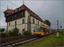 Vor dem historischen Konzilsgeb�ude in Konstanz beginnt die Karlsruher Stra�enbahn die Heimreise. Finsteres Wetter begleitet den Aufbruch. August 2012.