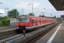 Wegen des EuroCity von Wien West, der sich am Ausfahrsignal Frankfurt-Niederrad eine Zwangsbremsung einhandelte, durfte 420 321-2 und ein weiterer 420 als S 7, welche im Abstand folgte, am Abend des 07.07.2006 mit 25 km/h zum Sportfeld weiterschleichen.