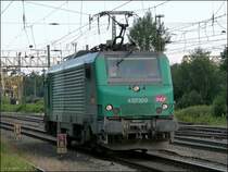 Eine Franz�sin auf Abwegen. Unterwegs bei Duisburg Entenpfang ist die 437009 
(FRET) im Juli 2012.