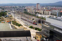 Railjet 64 (Budapest-Keleti pu - M�nchen Hbf) schl�ngelt sich durch den Mastenwald in Richtung Westen. Baustelle Wien Hauptbahnhof, 25.08.2012