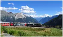R1645 mit ABe 4/4 III 52  Brusio  und 55  Diavolezza  verl�sst die Station Alp Gr�m, um ca 1 Std sp�ter dem Lago di Poschiavo (im Hintergrund) entlang zu fahren.
(11.08.2012)