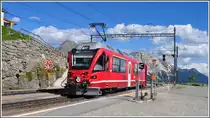 R1664 mit ABe 8/12 3502 f�hrt in Alp Gr�m ein. (11.08.2012)