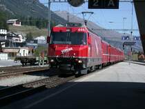 Ge 4/4 III 648  Susch  f�hrt mit ihrem Schnellzug aus Chur in Samedan ein. (04.09.2003)