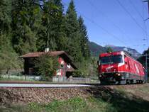 Ge 4/4 III 648  Susch  mit Verienatunnel-Werbung durchf�hrt mit dem Glacierexpress die Station Trin in der Rheinschlucht.(26.09.2003)
