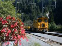 Tm 2/2 81 wartet in Trin auf einen Gegenzug. (26.09.2003)