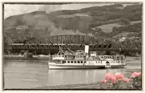 �GEG 77.28 �berquert mit dem IGE Sonderzug SLZ 17378 (Linz Urfahr - Timelkam) die Donau. Im Vordergrund f�hrt der Schaufelraddampfer  Sch�nbrunn . 
Linz 24.8.2012 

