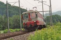 Die Re 4/4   11141 im SwissExpress-Kleid bei Ziegelbr�cke. Sie zieht den EC 96 in Richtung Z�rich. 