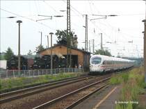 Während 99 1789-9 (ex DR 99 789, DB 099 753-6), 99 1608 und 99 1564 am Schmalspurbahn-Lokschuppen stehen, rauscht der ICE 1504 Dresden - Frankfurt(Main) vorbei; Radebeul-Ost, Schmalspurbahnfestival  125 Jahre Schmalspur Dampf Sachsen , 07.07.2006  
