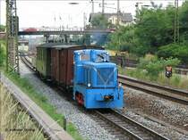 Anl�sslich des Schmalspurbahnfestival  125 Jahre Schmalspur Dampf Sachsen  f�hrt auch ein gemischter Sonderzug gezogen von einer Diesellok; am Ende dieses Zuges nach Moritzburg l�uft ein Aussichtswagen - Radebeul-Ost, 07.07.2006  (1)
