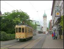 Anl��lich des Museumsfestes am 21.05.2006 in Darmstadt-Griesheim pendelte der historische Stra�enbahnwagen 57 zwischen Griesheim und dem Schlo�. Die Aufnahme zeigte den Triebwagen aus dem Baujahr 1926 bei der Ankunft am Friedensplatz an der Haltestelle Schlo�, im Hintergrund der Wei�e Turm, ein ehemaliger Eckturm der Stadtmauer aus dem 15. Jahrhundert und ein Wahrzeichen der Darmst�dter Innenstadt.