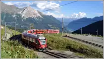 20 Minuten sp�ter hat R4668 mit ABe 8/12 3508 die Alp Gr�m erreicht. Im Tal ist der Lago di Poschiavo zu sehen und dahinter bereits die Bergamasker Alpen im italienischen Veltlin. (11.08.2012)