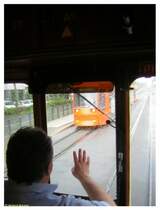 Ein Gru� unter Kollegen: Der Fahrer des historischen Triebwagens 57 der Darmst�dter Stra�enbahn vom Typ ST3 gr��t am 21.05.2006 den Fahrer des entgegenkommenden Zuges der Linie 9 mit Triebwagen 9871 und Beiwagen 9452, der die Fahrg�ste ebenso trocken durch den gerade herunterkommenden Regenschauer bef�rderte wie es der Kollege mit uns tat.