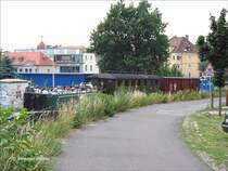 Anl�sslich des Schmalspurbahnfestival  125 Jahre Schmalspur Dampf Sachsen  f�hrt auch ein gemischter Sonderzug gezogen von einer Diesellok; am Ende dieses Zuges nach Moritzburg l�uft ein Aussichtswagen - Radebeul-Ost, 07.07.2006  (2)
