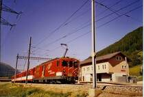 Zug der Matterhorn-Gotthard-Bahn (Zusammenschlu� aus Furka-Oberalp- und Brig-Visp-Zermatt-Bahn, Meterspur Adh�sions- und Zahnradbahn), in der Station Oberwald 1366m, im Juli 2006.

