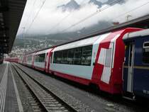 Glacier Express 907 wird nach Ankunft von St.Moritz mit Glacier Express 905 gekuppelt. Die Lok und die ersten sieben Wagen des angekommenen Zuges bleiben in Chur. Trotz tr�ben Wetters an diesem 08.07.2006 sind die 15 Wagen des Glacier Express nach Zermatt praktisch voll besetzt.