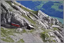 Dieser Wagen oberhalb des Fleimentunnels ist auf Talfahrt, denn die Pantografen sind gesenkt und werden f�r die Fahrt nach Alpnachstad nicht ben�tigt. �brigens traf ich auf dem Weg kurz vor der Alph�tte auf einen riesigen Steinbock, der wie ein Fotomodell auf einem Felsvorsprung stand. (27.08.2012)