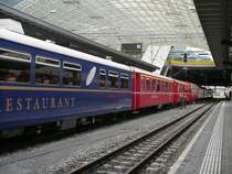 Glacier Express 905 mit dem Doppelspeisewagen vor der Abfahrt in Chur. (08.07.2006)