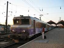 Die bunte 115064 hat einen CorailTeoz aus Paris Est in Strausbourg abgeliefert. Der Lokfhrer auf dem hielt seinen Kollegen gerade ber den Zwischenstand im WM-Spiel Frankreich-Brasilien auf dem laufenden. (01.07.2006)