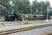 Dampfextrazug der Ballenberg Dampfbahn im Bahnhof Interlaken Ost ..HG 3/3 1067 + 3 Personenwagen im Sept.1990