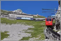 Wagen 26 auf Talfahrt vor dem alten Berggasthaus auf Pilatus Kulm. (27.08.2012)