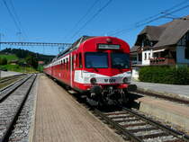 BLS - Ausfahrender Regio aus dem Bahnhof Biglen am 18.08.2012