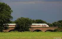 DB ICE-T Tz 1157   Innsbruck   als ICE 1209 Berlin - M�nchen, KBS 581 Halle - Naumburg, fotografiert zwischen Halle und Schkopau am 02.08.2012 --> Auf der Br�cke in der Saale-Elster-Aue scheint noch die Sonne, w�hrend dahinter eine Gewitterfront aufzieht.