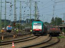Cobra 186 218 (2826) zieht am 24.08.2012 einen Kesselzug aus Aachen West nach Belgien. Links im Bild 212 270-3 der Nordbayerischen Eisenbahn vor einem Bauzug der hier mit Aushubmaterial beladen wird.