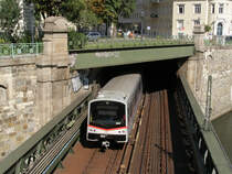 Ein V-Zug auf einer Br�cke �ber den Wienfluss - 04.09.2011
