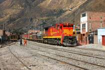 FCCA 1015 (GE C39-8) stellt ihren Zug zusammen : aus zwei Teilen, die von Galera heruntergekommen sind, wird ein Zug f�r die Weiterfahrt nach Lima gebaut - 12/09/2011
