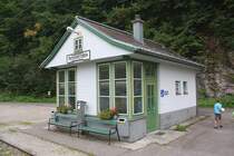 Aufnahmsgeb�ude des Bf. Puchenstuben am 25.August 2012. 

