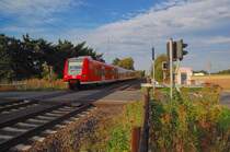 RB 33 am Bahn�bergang Herrather Linde.......der 425 104 f�hrt am Montagnachmittag den 27.8.2012 diese Leistung.
