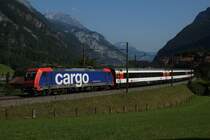 Re 484 020-3 zieht am 25.7.12 den EC 15 von Erstfeld Richtung G�schenen, hier bei Silenen.