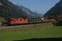 Diese Re 10/10 h�tte ich lieber in anderer Reihenfolge gesehen, ist doch die hinten fahrende Re 6/6 111646 eine der letzen gr�nen ihrer Art. Zudem besitzt sie sogar noch runde Lampen. Aber auch in Kombination mit der roten Re 4/4 II 11298 macht sie noch immer eine gute Figur. (Silenen, 25.7.12)