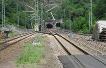 Blick vom Bahnsteigende in Ediger-Eller auf die S�dportale des alten und neuen Kaiser-Wilhelm-Tunnels. Das rechte Gleis (Richtungsgleis Koblenz) ist nach der Weiche stillgelegt und zum Teil r�ckgebaut. Zur Sicherheit stehen nun im toten Gleis mehrere Schutzhaltsignale (rotes Rechteck mit wei�em Rand). �ber die beiden neu in die bestehenden Gleise eingebauten Weichen wechseln die Z�ge Richtung Koblenz auf das Richtungsgleis Trier. Der alte Kaiser-Wilhelm-Tunnel ist bis zum Ende der Bauarbeiten nur noch wechselseitig eingleisig befahrbar. 23.06.2012