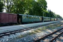 die Personenwagen der  �chsle  Bahn, abgestellt im Bahnhof Warthausen, Aug.2012