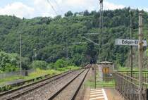 Blick vom Bahnsteig in Ediger-Eller �ber die Moselbr�cke (281 m) auf das Nordportal des 367 m langen Petersberg-Tunnels. Der n�chste Haltepunkt nach dem Durchfahren des Tunnels ist in dem Moselort Neef am 23.06.2012 