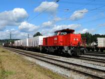 2070 056-3 bei Redl-Zipf mit einem kurzen G�terzug, Richtung V�cklabruck; 120807