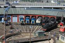 Blick auf das Lokschuppenfest des S�dwestf�lischen Eisenbahnmuseums am 18.8.2012 vom Parkdeck der City-Galerie Siegen. �brigens der Mann in blau der zwischen Drehscheibe und 261er kniet und fotografiert ist Armin Schwarz.