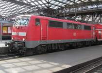 111 077-4 (mit 3-L�wen-Takt Logo) steht am 27. August 2012 mit einem RE nach Siegen im K�lner Hbf.