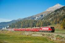 RhB Schnellzug Glacier-Express 540 von St.Moritz nach Zermatt am 14.10.1999 zwischen Samedan und Bever mit E-Lok Ge 4/4 III 646 - A 1244 - A 1240 - B 2364 - B 2293 - B 2448 - D 4209 - FO AS 4026 - BVZ AS 2013 - FO AS 4030 - FO AS 4021 - WR 3810. Hinweis: Eigenwerbung nur kurze Zeit auf Lok, gescanntes Dia
