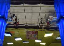 Verkehrte Welt: Spiegeldecke im U-Bahnhof  M�nchner Freiheit . 2.5.2011