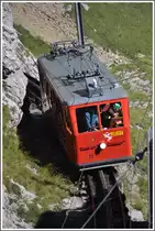 Wagen 21 verl�sst die Eselwand und taucht in den Fleimentunnel ein. (27.08.2012)